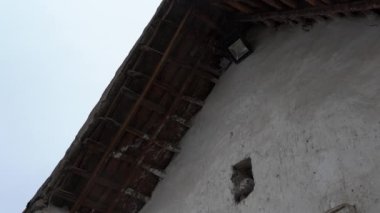 Şili 'nin And Dağları' ndaki eski bir Aymara köyünde Adobe tarzı kilise..