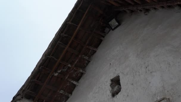 位于智利安第斯山脉高处的一个古老的艾马拉村庄的Adobe风格教堂 — 图库视频影像