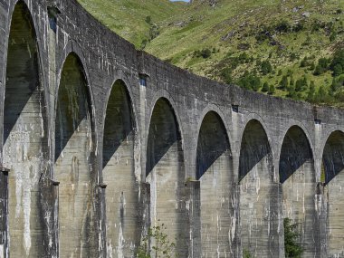 İskoçya dağlarındaki Jakobit buhar treninin ikonik Glenfinnan viyadükü.