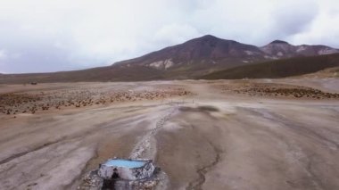 Puchuldiza, birçok gayzer ve volkanik aktiviteyle Şili 'nin And Dağları' nın yüksek jeotermal aktif alanıdır..