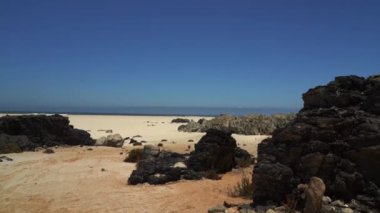 Pan de Azucar Ulusal Parkı 'nın terk edilmiş güzel kumlu plajı Şili' nin ıssız, vahşi ve ıssız tropikal kıyı şeridinde Pasifik Okyanusu 'nun mavi denizi acımasız Atacama çölünün kuru, kurak ve çorak kum tepeleriyle buluşuyor..
