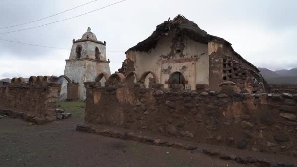 チリのアンデス山脈の高地にある古いアーマーラ村のアドビ様式の教会 — ストック動画