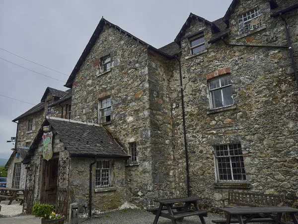 Loch Lomond Gölü, İskoçya - 05 31 2018: İskoçya 'daki tipik bir otelin eski taş kulübesi.