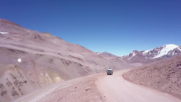 乾燥した乾燥した美しいアグア ネグラ山の風景のスローモーションは チリとアルゼンチンの間を通過し アンデス山脈 南アメリカの高い標高を通過します — ストック動画