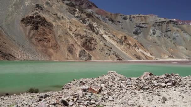 通过南美洲安第斯山脉的高空 在智利和阿根廷之间的瓜纳格拉山脉干枯 风景如画的景观中缓慢移动的泻湖 — 图库视频影像