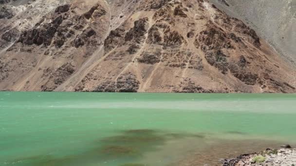 通过南美洲安第斯山脉的高空 在智利和阿根廷之间的瓜纳格拉山脉干枯 风景如画的景观中缓慢移动的泻湖 — 图库视频影像