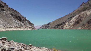 Şili ve Arjantin arasındaki Agua negra dağının kuru ve kurak manzarasında, Güney Amerika 'daki And Dağları' nın yüksek irtifasından geçen bir lagünün yavaş çekim gücü..
