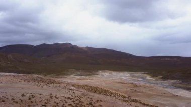 Puchuldiza, birçok gayzer ve volkanik aktiviteyle Şili 'nin And Dağları' nın yüksek jeotermal aktif alanıdır..