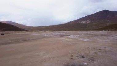 Puchuldiza, birçok gayzer ve volkanik aktiviteyle Şili 'nin And Dağları' nın yüksek jeotermal aktif alanıdır..