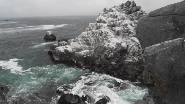 風が強く曇りの日にチリのアタカマ砂漠の太平洋岸に押し寄せた波のゆっくりとした動き — ストック動画