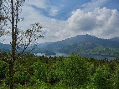 İskoçya dağlarının manzarası bulutlu bir günde.