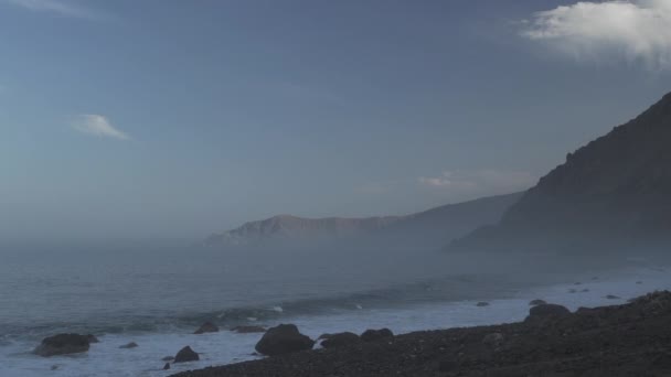 Slow Motion Waves Crushing Ashore Fog Pacific Coastline Atacama Desert — Stock Video