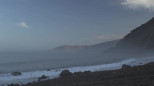 Câmera Lenta Ondas Esmagando Terra Nevoeiro Costa Pacífica Deserto Atacama — Vídeo de Stock