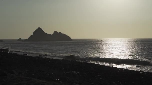 Ηλιοβασίλεμα Πάνω Από Βραχώδη Ακτή Του Ειρηνικού Ωκεανού Στην Έρημο — Αρχείο Βίντεο