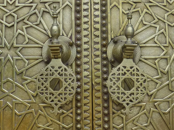 Zbliżenie Ozdobnego Wzoru Arabskim Stylu Projektowania Złotych Drzwi Portalu Pałacu — Zdjęcie stockowe