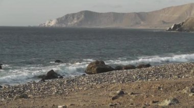 Şili 'deki Atacama Çölü' nün Pasifik kıyılarında rüzgarlı ve bulutlu bir günde dalgalar karaya vuruyor..