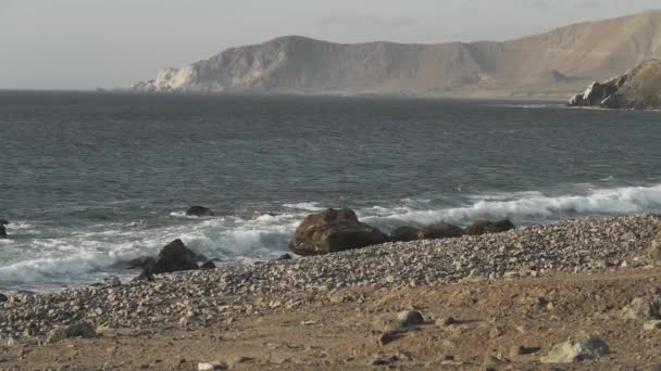 Gelombang Menghancurkan Pantai Garis Pantai Pasifik Dari Gurun Atacama Chile — Stok Video