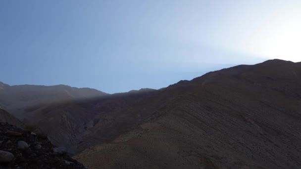 チリのアタカマ砂漠の乾燥砂漠地帯の山脈です — ストック動画