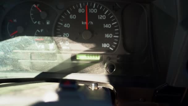 Otoyolda Giden Araba Kilometre Sayacı 100 000 Kilometreye Ulaşıyor — Stok video