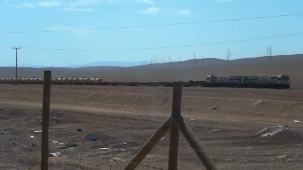 火车沿着泛美公路驶过安托法加斯塔附近荒芜 尘土飞扬的阿塔卡马沙漠 — 图库视频影像