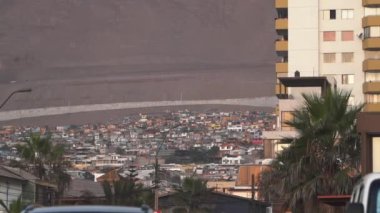 Iquique şehri kuzey Şili 'deki büyük bir kumulun arkasında Atacama Çölü' nün tam kenarında ve soğuk Pasifik Okyanusu 'nun hemen arkasında..