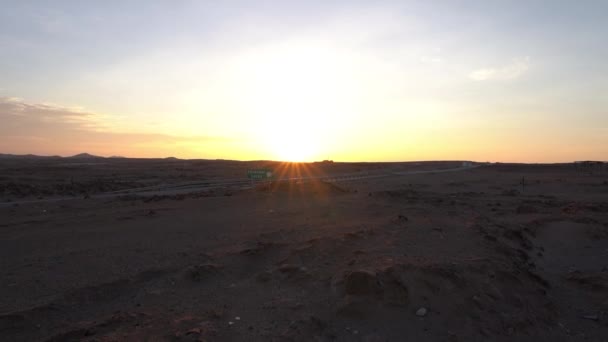 Захід Сонця Над Залишеним Індустріальним Селітровим Рудником Посушливій Посушливій Пустелі — стокове відео
