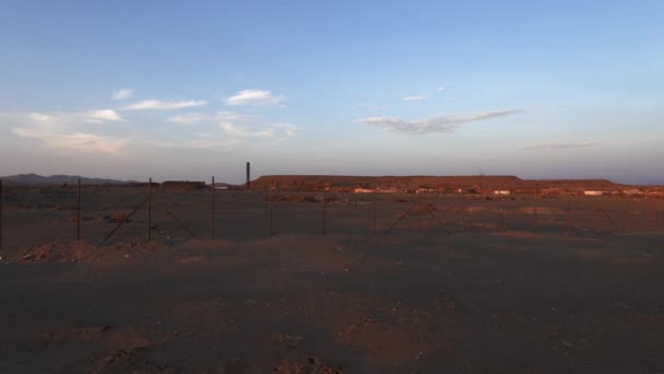 Захід Сонця Над Залишеним Індустріальним Селітровим Рудником Посушливій Посушливій Пустелі — стокове відео