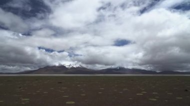 Salar de Surire 'nin çorak ve ıssız arazisi, Kuzey Şili' nin Altiplano yüksek irtifasında, Vicunas Ulusal Parkı 'nda bir tuz gölü..
