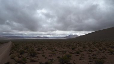 Salar de Surire 'nin çorak ve ıssız arazisi, Kuzey Şili' nin Altiplano yüksek irtifasında, Vicunas Ulusal Parkı 'nda bir tuz gölü..