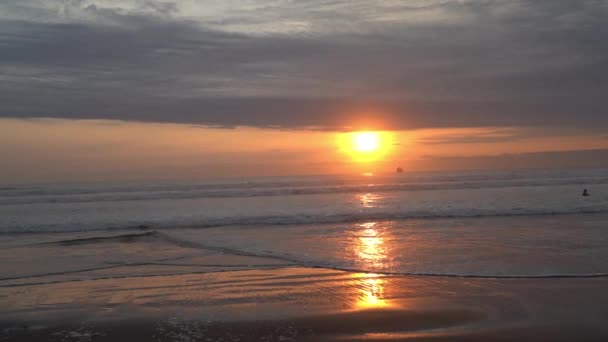 地平線に船のシルエットを持つアフリカの近くのチリのアタカマ砂漠の太平洋の海岸線で砂浜の上にロマンチックな夕日 — ストック動画
