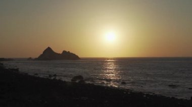 Şili 'nin Atakama Çölü' ndeki Pasifik Okyanusu 'nun kayalık kıyı şeridinde gün batımı.