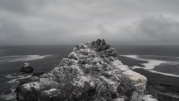 Волны Сокрушающиеся Берегу Тихого Океана Пустыни Атакама Чили Ветреный Пасмурный — стоковое видео