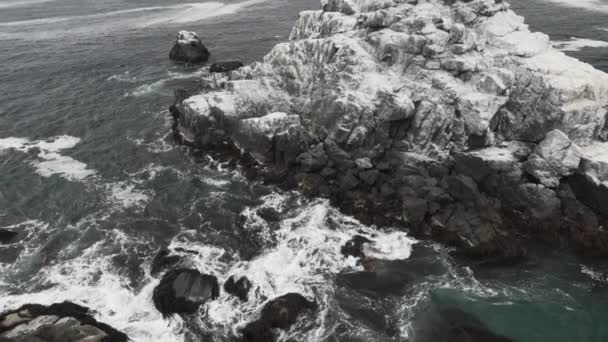 Волны Сокрушающиеся Берегу Тихого Океана Пустыни Атакама Чили Ветреный Пасмурный — стоковое видео