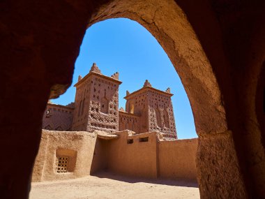 Bir Kasbah, Kuzey Afrika 'nın Fas çölünde güzel bir vahada inşa edilen kilden ve samandan yapılmış tipik ve geleneksel bir binadır..
