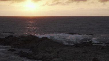 Şili 'nin Atakama Çölü' ndeki Pasifik Okyanusu 'nun kayalık kıyı şeridinde gün batımı.