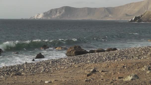 Повільний Рух Хвиль Розбиваються Берег Тихою Береговою Лінією Пустелі Атакама — стокове відео