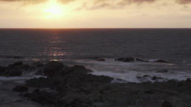 Şili 'nin Atakama Çölü' ndeki Pasifik Okyanusu 'nun kayalık kıyı şeridinde gün batımı.