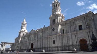 Ana meydandaki büyük beyaz katedral, Arequipa, Peru, Güney Amerika şehir merkezindeki Plaza de Armas..
