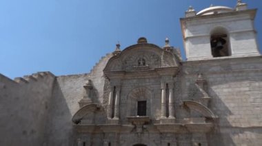 Ana meydandaki büyük beyaz katedral, Arequipa, Peru, Güney Amerika şehir merkezindeki Plaza de Armas..