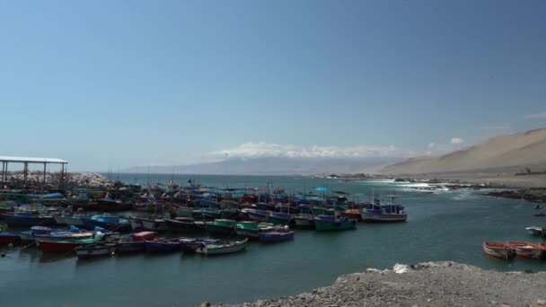 Маленький Порт Рибальськими Човнами Узбережжі Південного Перу Вздовж Тихого Океану — стокове відео