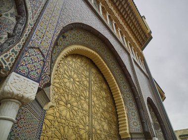 Fas 'taki Kings Palace' ın altın kapı tasarımının Arap tarzı süsleme desenini kapatın..