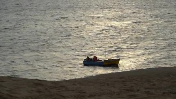 位于南美洲太平洋沿岸海岸沙漠边缘的秘鲁巴拉瓜国家公园内的渔民在日落时分 — 图库视频影像