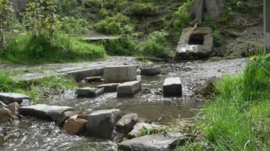 Almanya 'nın Rothaargebierge dağlarındaki Ilse Nehri' nin kaynağı olan Ilsequelle Nehri 'nin yavaş çekim gücü kutsaldır ve inananlar için şifa gücüdür..