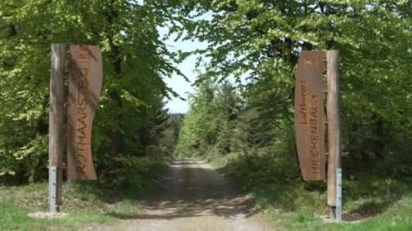 Almanya 'daki Hilchenbach yakınlarındaki Sauerland ve Siegerland' daki Rothaarsteig yürüyüş yolu boyunca işaret direği..