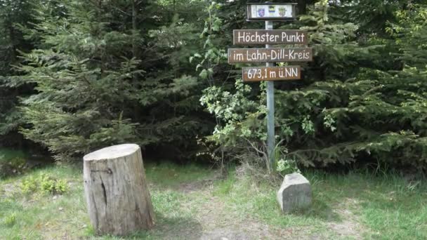 德国Rothhaargebierge的Hessen和Northrine Westphalia国家边界的路标 也是Lahnkreis的最高处 — 图库视频影像