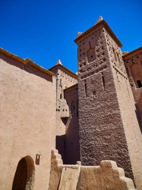 Kasbah, Kuzey Afrika 'nın Fas çölünde güzel bir vahada inşa edilmiş, balçık ve samandan yapılmış geleneksel bir binadır..