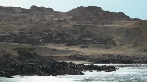 南アメリカの太平洋の海岸線にある海岸砂漠の端に位置するペルーのパラカス国立公園に上陸した波 — ストック動画