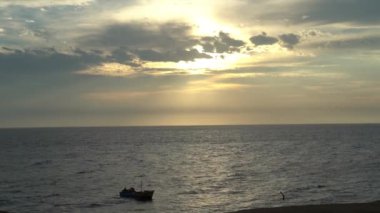 Günbatımında Peru 'daki Paracas Ulusal Parkı' nda balıkçılar. Güney Amerika 'daki Pasifik Okyanusu' nun kıyısındaki kıyı çölünün kıyısında yer alıyorlar..