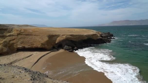 Vågor Krossas Land Paracas Nationalpark Peru Belägen Vid Kanten Kustöknen — Stockvideo