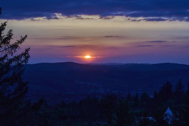 Almanya 'da Luetzel yakınlarında Rothaargsteig Dağları' nda gün batımı.